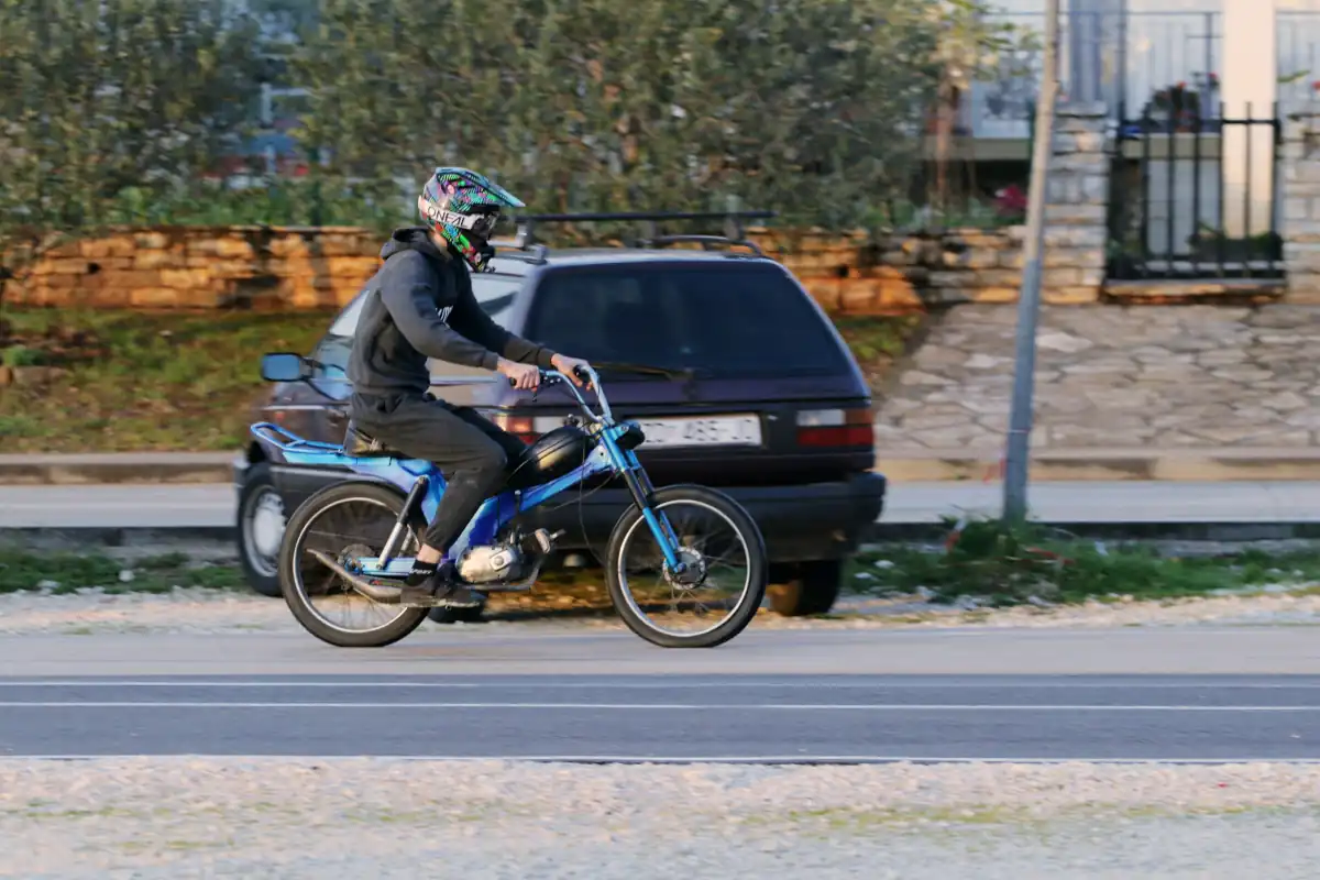 Riding Tomos