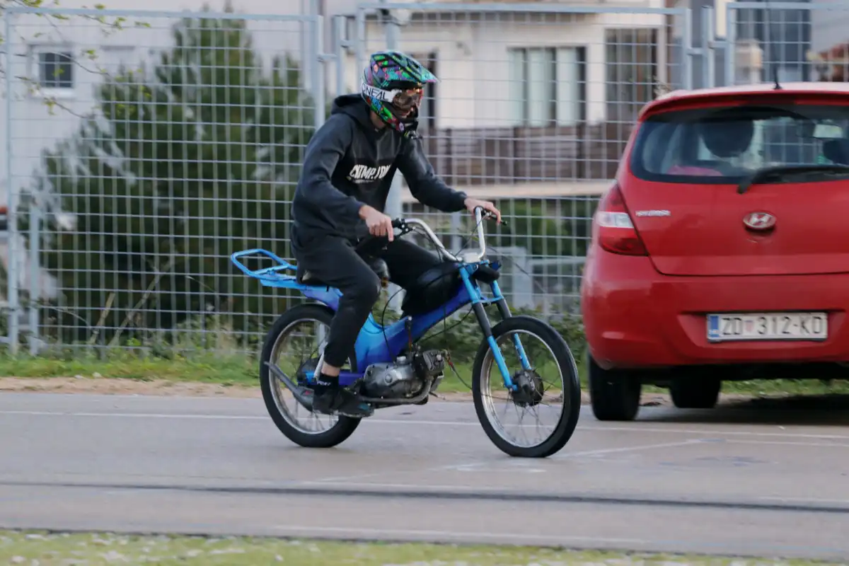 Riding Tomos