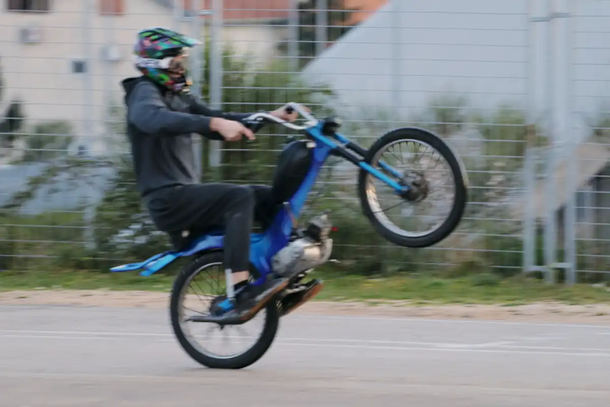 Riding Tomos